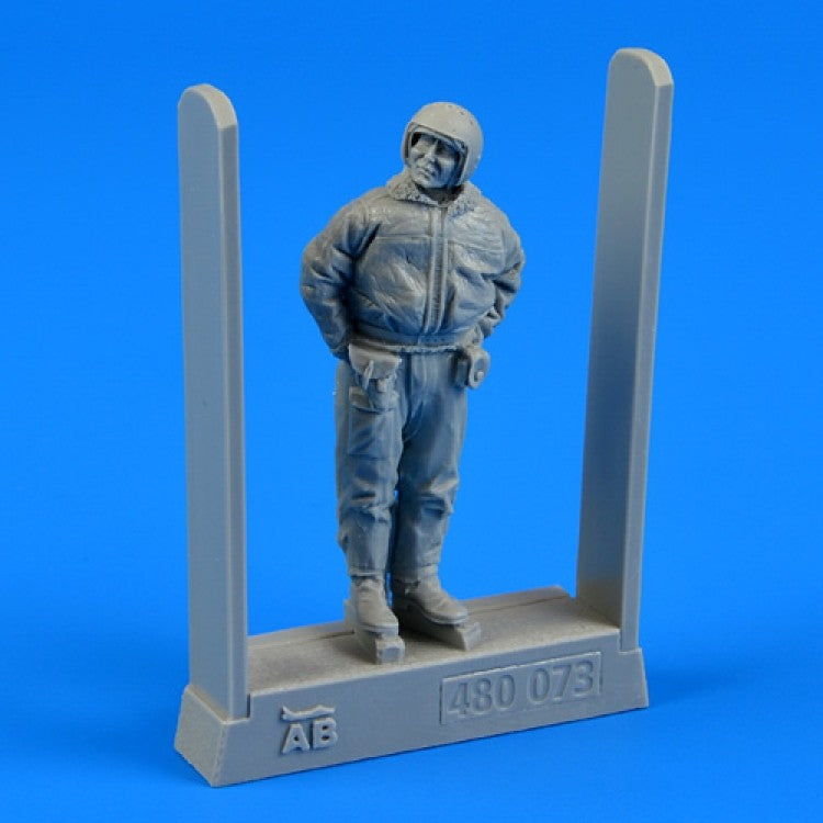 Aerobonus 480073 1/48 Soviet Air Force Fighter Pilot Winter (Standing)