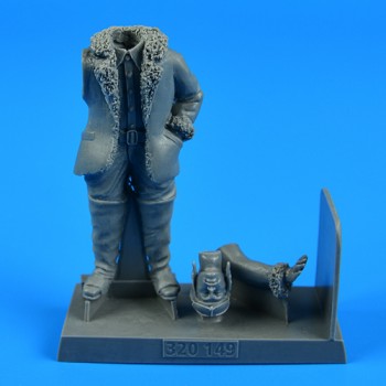 Aerobonus 320149 1/32 WWI German/Austro-Hungarian Pilot Winter (Standing, One Ha