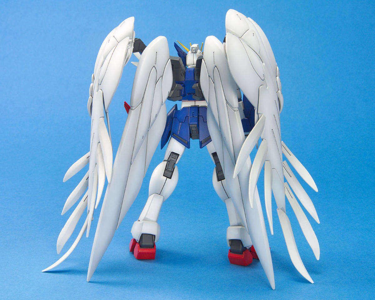 Bandai 1129454 1/100 Master Grade Series XXXG-00W0 Wing Gundam Zero "Gundam Wing: Endless Waltz"