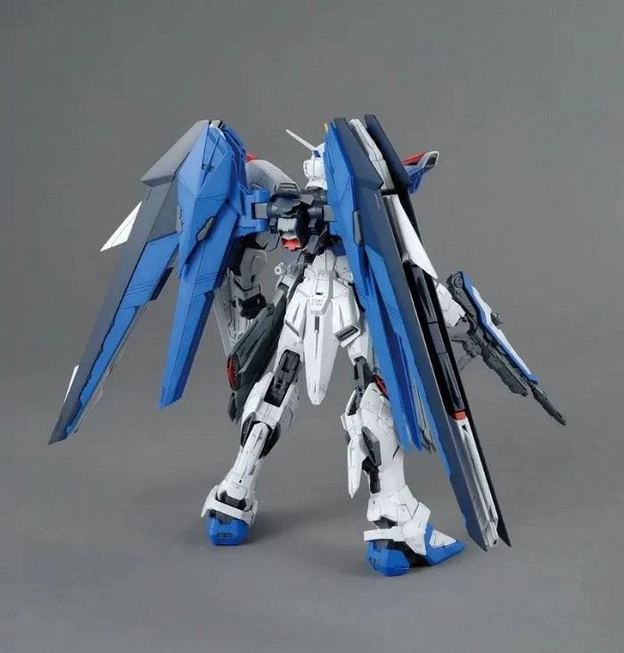 Bandai 2316367 1/100 MG ZGMF-X10A Freedom Gundam (Ver 2.0) "Mobile Suit Gundam SEED"