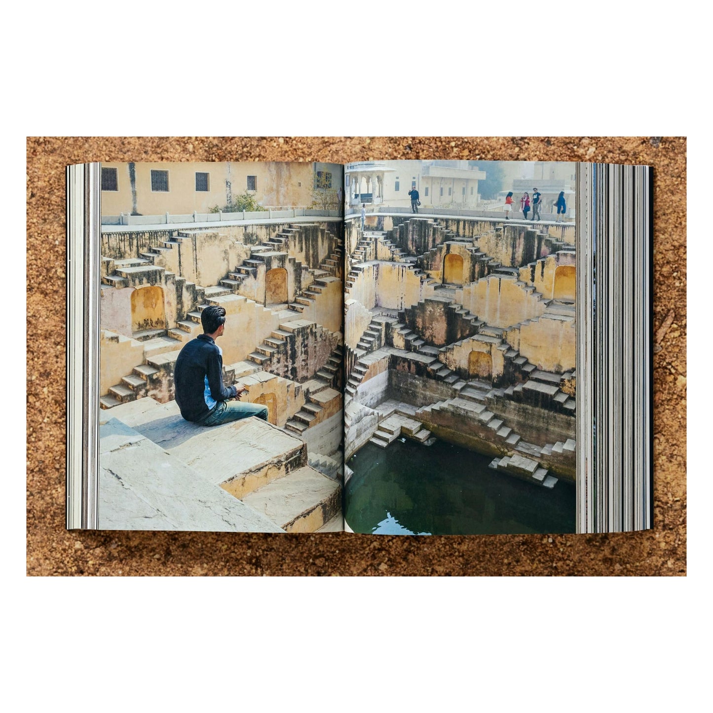 Bjarne Mastenbroek. Dig it! Building Bound to the Ground (English)