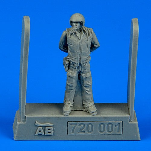 Aerobonus 720001 1/72 Soviet Air Force Fighter Pilot (Standing, arms behind)