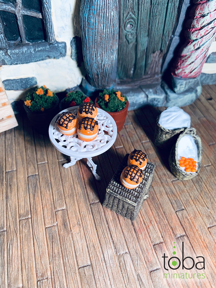 Toba Miniatures 1116 1/12 Scale Cream Puffs (5)